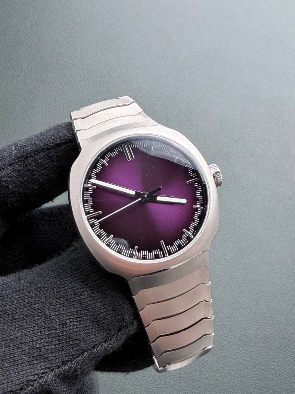 H Moser Streamliner Centre Seconds Purple Haze 6201-1201